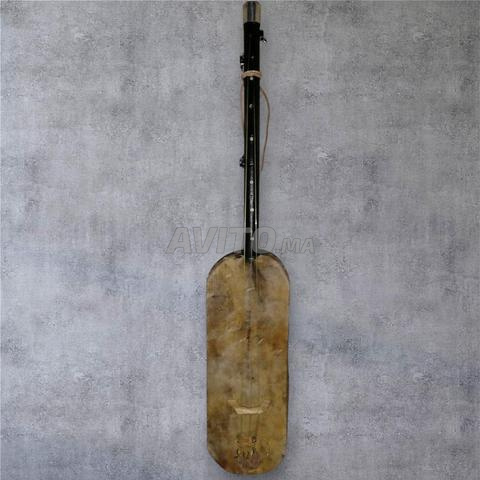 Guembri sculpté avec sa pochette