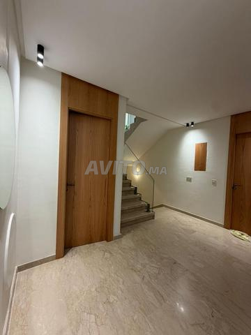 فيلا فاخرة رائعة بمساحة 525 متر مربع في حي الرياض