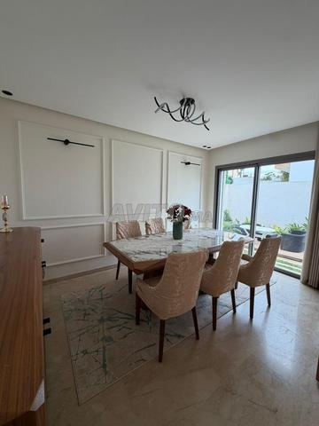 فيلا فاخرة رائعة بمساحة 525 متر مربع في حي الرياض