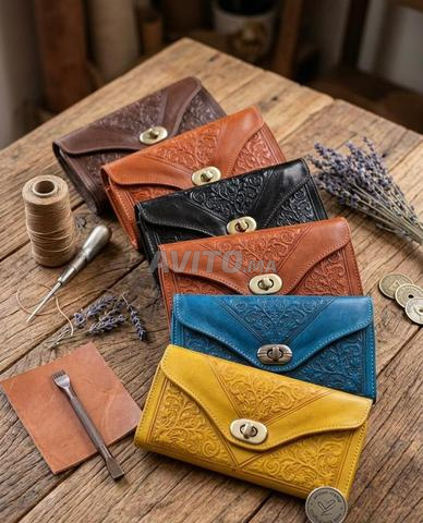 حقائب واكسسوارات جلدية