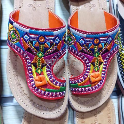 الحل عندنا… أحذية تقليدية وصنادل مصنوعة يدوياً - 2