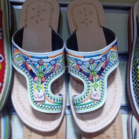 الحل عندنا… أحذية تقليدية وصنادل مصنوعة يدوياً - 2