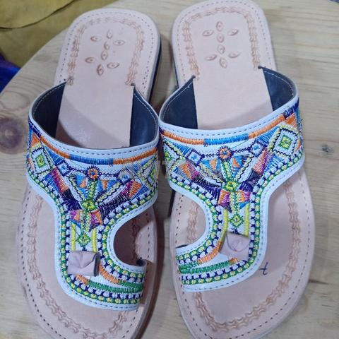 الحل عندنا… أحذية تقليدية وصنادل مصنوعة يدوياً