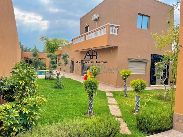 فيلا مع استوديو مستقل و 3 مرآب وغرف نوم 3