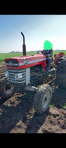 Tracteur et charrue 4 et couver et charrette et remorque