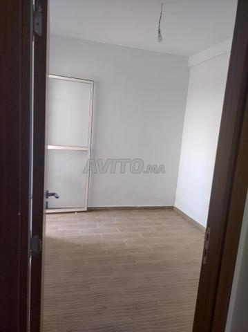 شقة جديدة طريق الدار البيضاء الساحلي على بعد 10 دقائق من موروكو مول. بدون إطلالة.