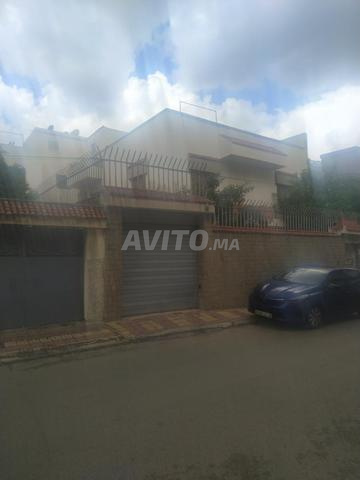 فيلا مرخصة بمساحة 302 متر مربع للبيع في موظفين