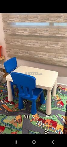 طاولة و 3 كراسي للبيع - 2