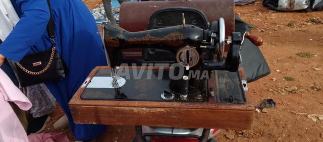 آلة خياطة قديمة عمرها 80 سنة