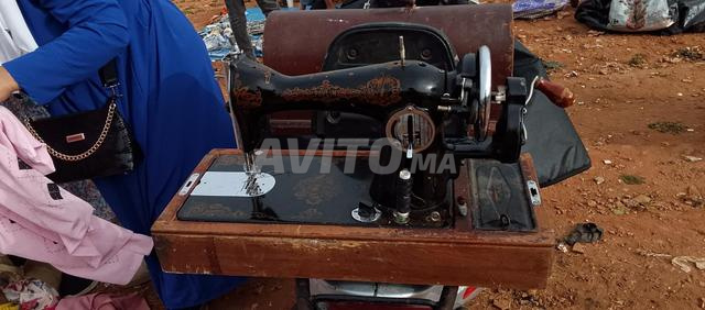 آلة خياطة قديمة عمرها 80 سنة - 2