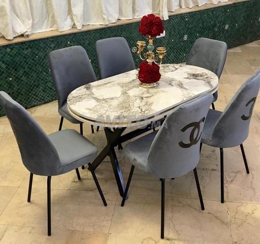 Salle à manger moderne d'excellente qualité