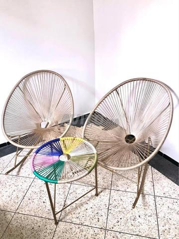 كرسيان هزازان وطاولة صغيرة طراز أكابولكو