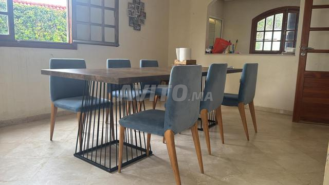 طاولة طعام Sketch وكراسي