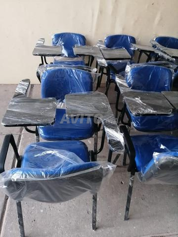 كراسي مدرسية مع لوح كتابة