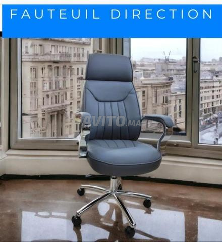 كرسي رئيس بعجلات / خزانة ملابس