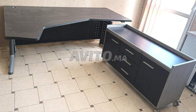 مكتب على شكل حرف L عصري مع خزانة تخزين.