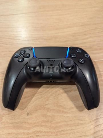 يد تحكم بلايستيشن 5 سوداء بحالة ممتازة