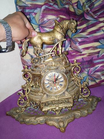 ساعة قديمة جميلة جداً، برونز، وزن 7 كيلو