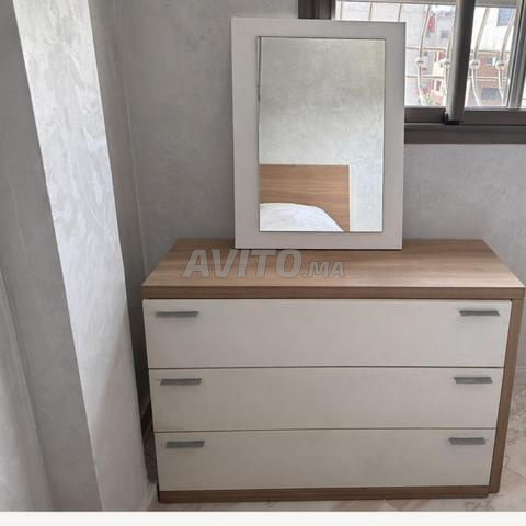 غرفة نوم للبيع سرير، خزانة، طاولات جانبية، مرآة