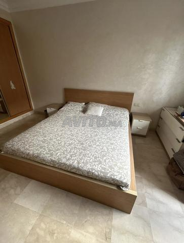 غرفة نوم للبيع سرير، خزانة، طاولات جانبية، مرآة - 2