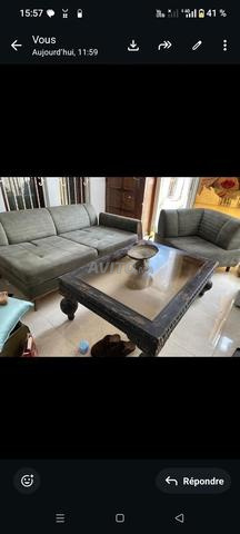 صالون جميل جداً مع طاولة