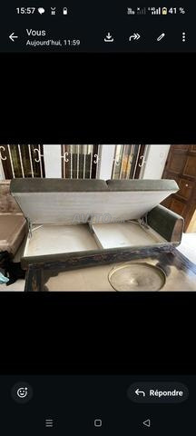 صالون جميل جداً مع طاولة - 2