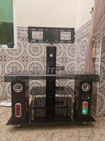 طاولة تلفاز مع حامل ومكبرات صوت