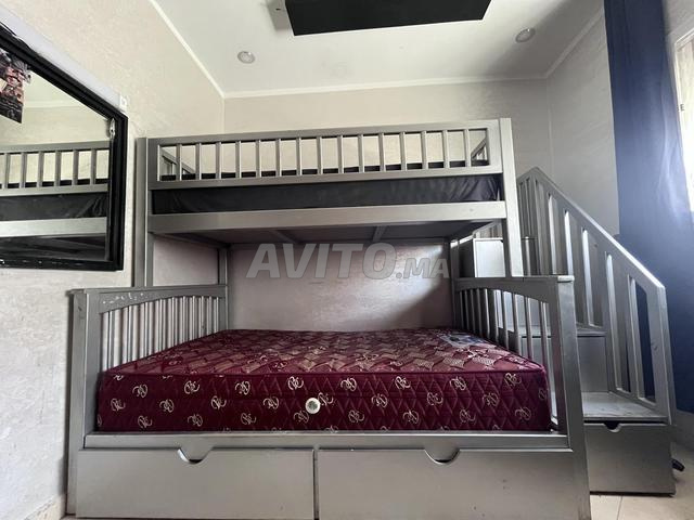 سرير بثلاثة أماكن مع مساحات تخزين