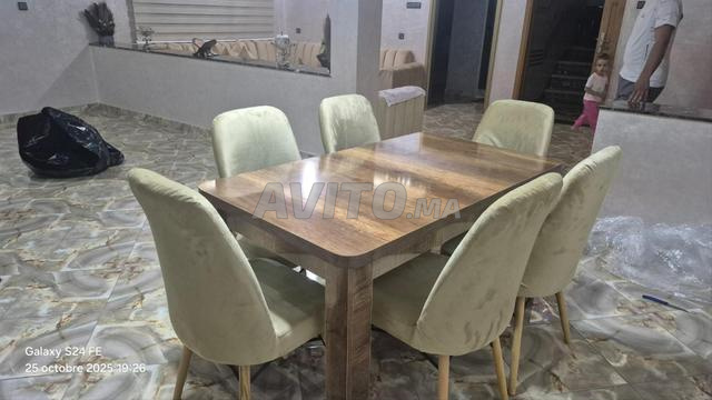 Table à manger élégante et moderne d'excellente qualité - 2