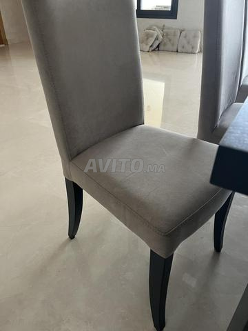 Grande table à manger avec 16 chaises