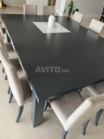 طاولة طعام كبيرة مع 16 كرسيًا
