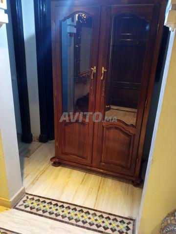 واجهة عرض من الخشب الصلب