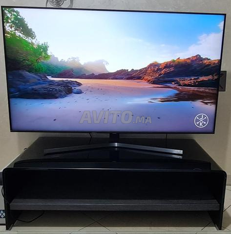 طاولة تلفزيون من الزجاج المقسى