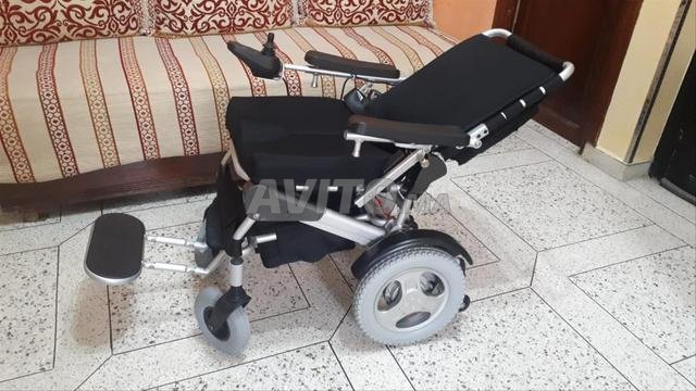 كرسي متحرك كهربائي قابل للطي نظيف