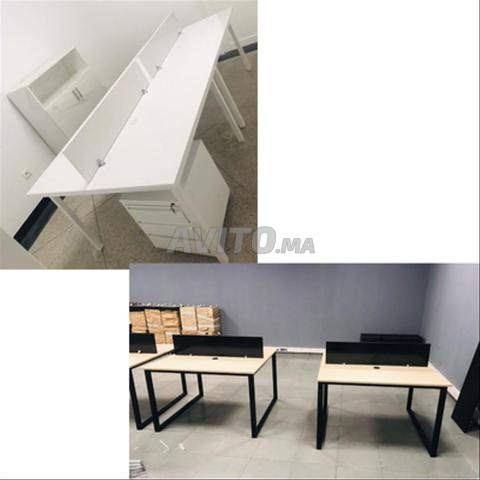 مكتب مصنوع من الخشب والمعدن