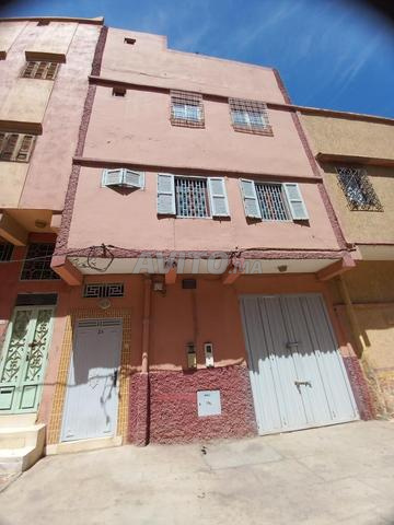 Maison avec local commercial et deux étages en centre-ville