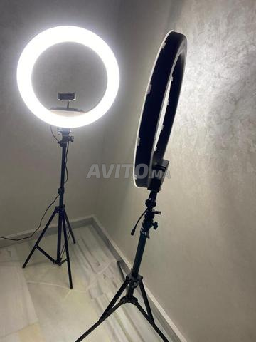 2 مصابيح دائرية مع حوامل ثلاثية