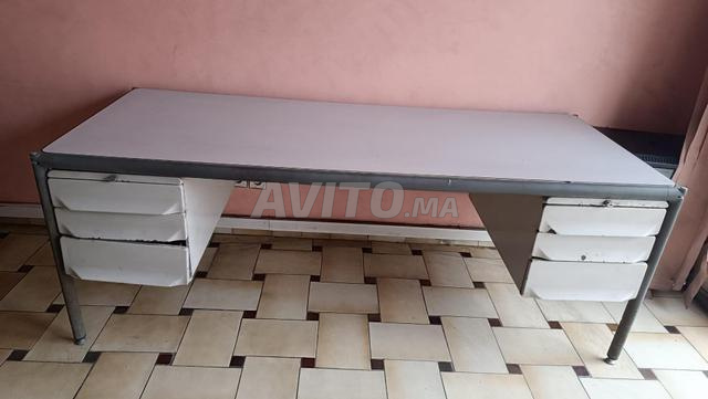 Bureau solide en très bon état