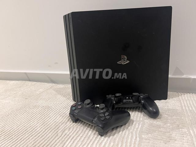 بلاي ستيشن 4 برو مع وحدتي تحكم