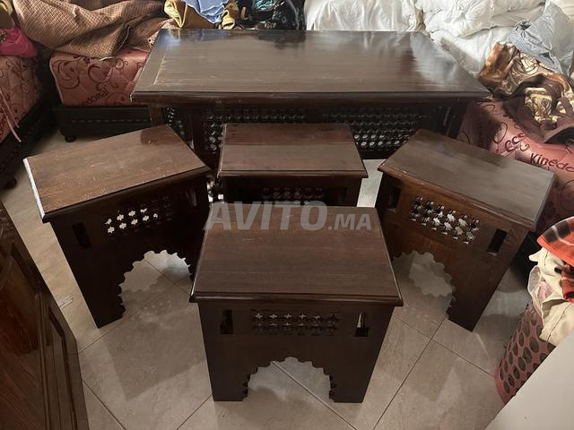 طاولة خشبية صلبة مع 4 كراسي