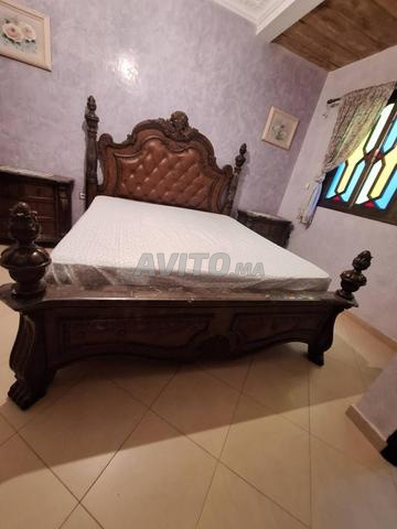 Lit en bois avec marbre, de haute qualité, fait à l'extérieur