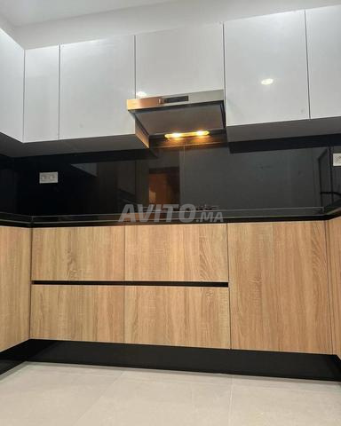 Belle cuisine avec grande capacité de rangement