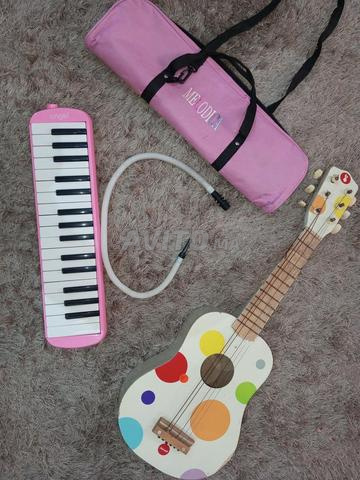 آلة موسيقية ميلوديكا وجيتار