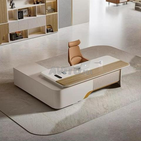 مكتب عملي ومتين بحالة جيدة