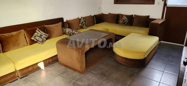 صالون لا يزال نظيفًا، لونه وردي وبني - 2