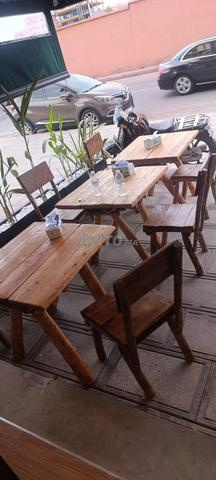 32 chaises et 17 tables