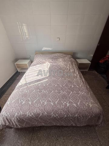 Lit double avec table de chevet et matelas inclus