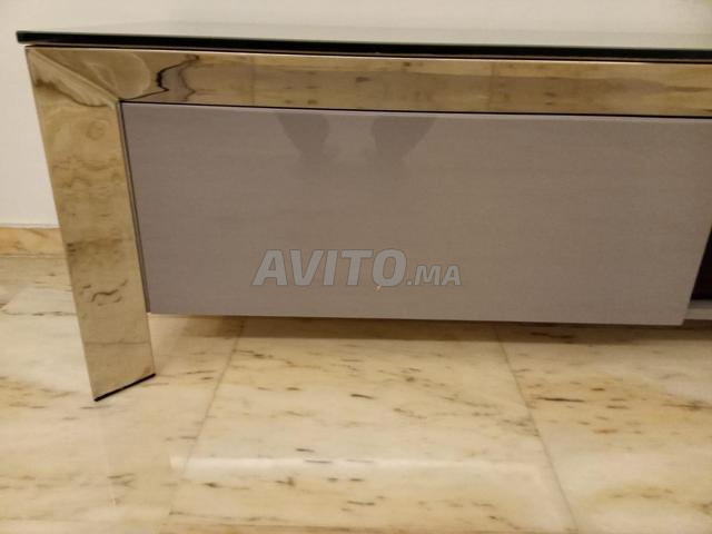 أثاث تلفزيون بتصميم أنيق ومتين - 2