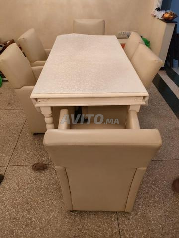 طاولة طعام مع كراسي