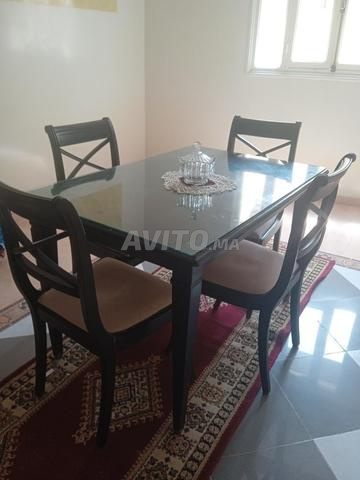 Table à manger et tapis - 2